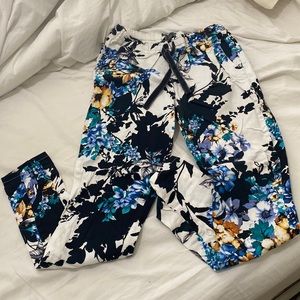Jaanuu floral skinny leg scrub pants